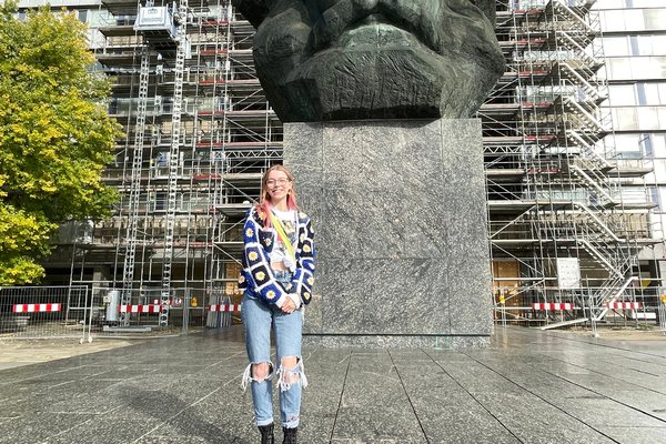 Bea at Karl Marx monument Chemnitz square