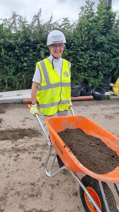 DIYSOS5 Kim with Wheelbarrow