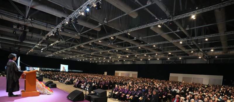 Chinese preacher stands before 7000 people to preach