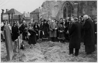 Hannah_Ball_wreath_laying_1933-316x205