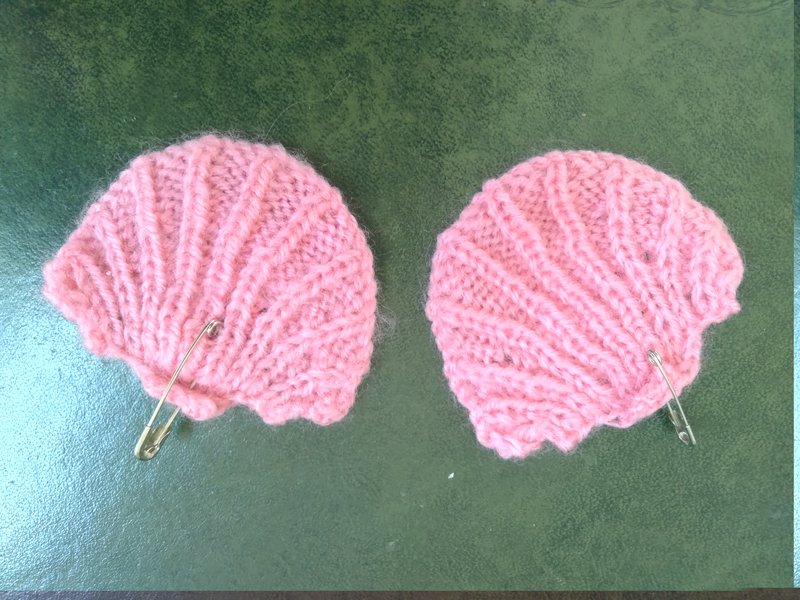 Knitted scallop shells