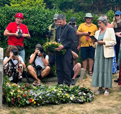 P&VP graveside 2.jpg