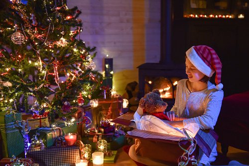 Unwrapping Christmas presents ThinkstockPhotos-488402736