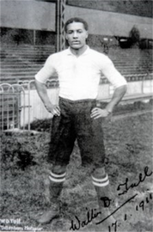 Walter Tull with other officers