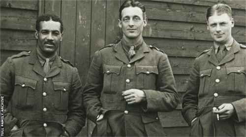 Walter Tull with other officers