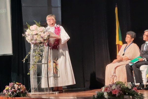 greeting the Conference in SL while wearing a garland I was given as I entered