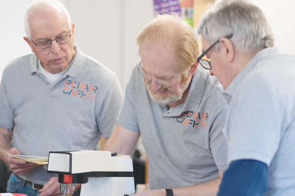 repair-cafe-steve-neil-eric-with-food-mixersmal