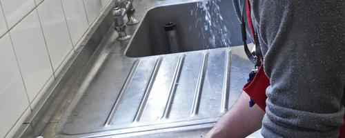 washing-up-at-whitechapel-mission