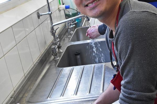 washing-up-at-whitechapel-mission
